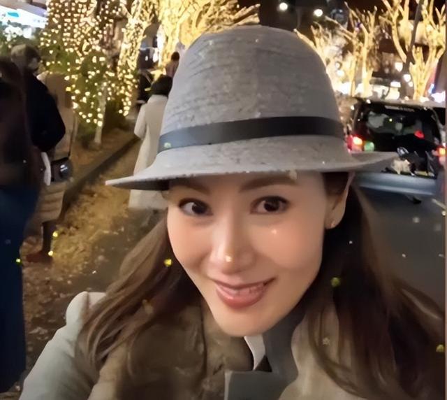 嘴巴外翻又高又壮比妈妈李嘉欣还要高爱游戏爱体育许晋亨14岁儿子长变样(图3)