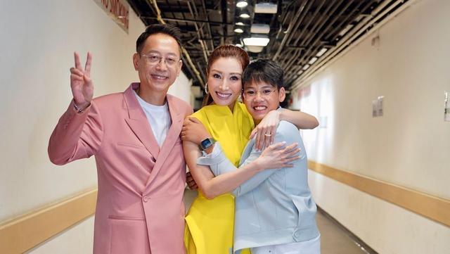 嘴巴外翻又高又壮比妈妈李嘉欣还要高爱游戏爱体育许晋亨14岁儿子长变样(图10)