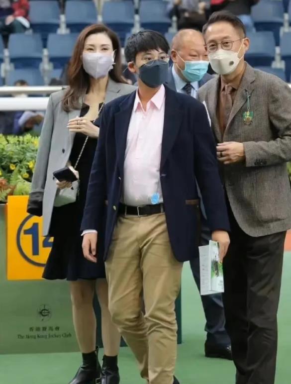 嘴巴外翻又高又壮比妈妈李嘉欣还要高爱游戏爱体育许晋亨14岁儿子长变样(图5)