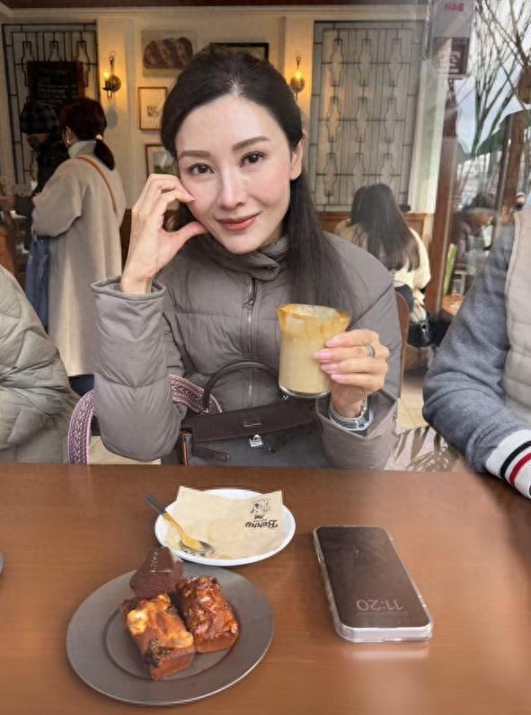 嘴巴外翻又高又壮比妈妈李嘉欣还要高爱游戏爱体育许晋亨14岁儿子长变样(图11)