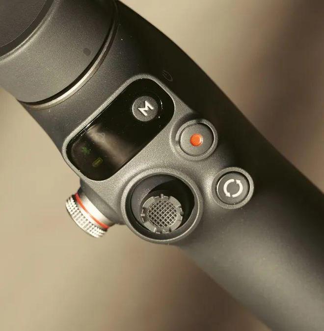 Moblie 7 Pro稳定器首发初体验！爱游戏app体育549元！大疆OSMO(图4)