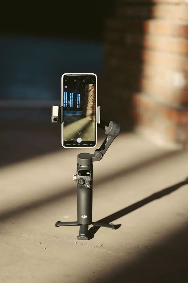 Moblie 7 Pro稳定器首发初体验！爱游戏app体育549元！大疆OSMO(图3)