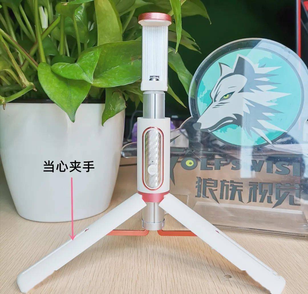 进口袋的自拍杆小巧方便。爱游戏app入口能轻松放(图1)