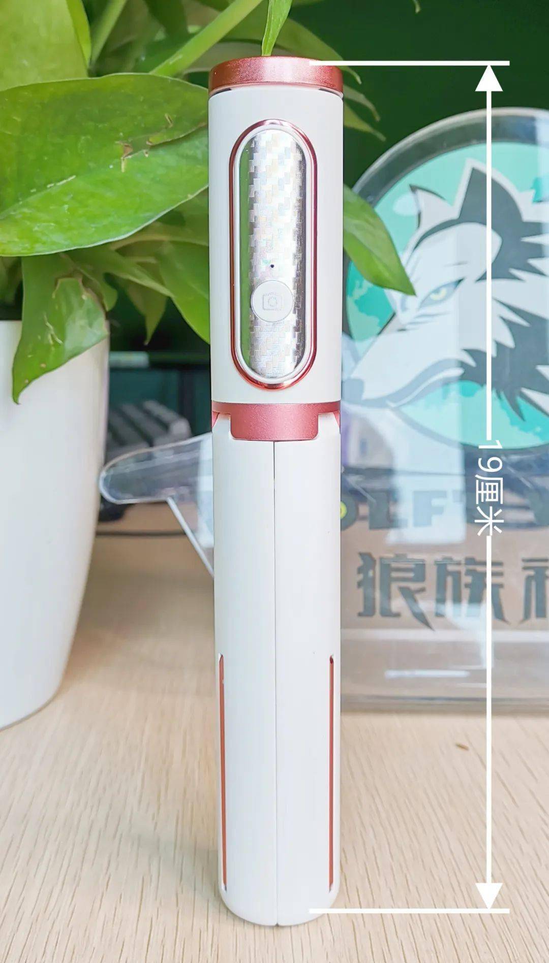 进口袋的自拍杆小巧方便。爱游戏app入口能轻松放(图3)